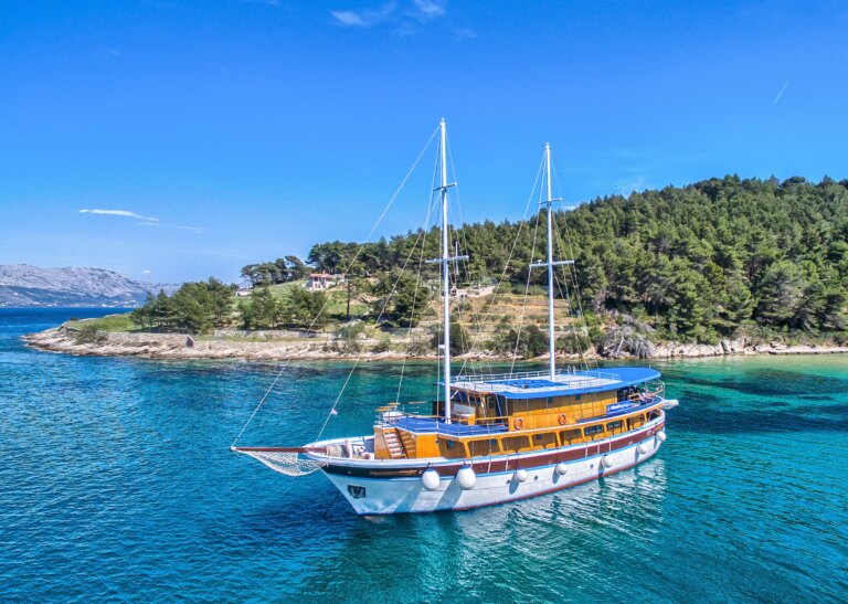 boat on the crystal clear water of the sea near an islet